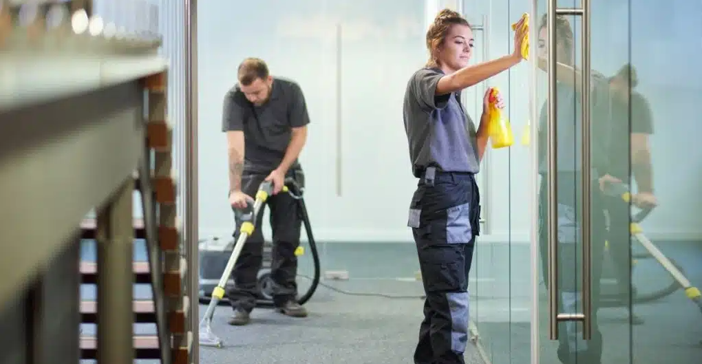 De impact die schoonmakers hebben op de werkvloer